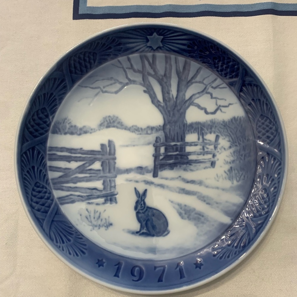 Royal Copenhagen Blue Scenic Plate with Rabbit - Picture 1 of 3